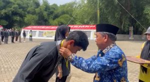 pengalungan tanda peserta